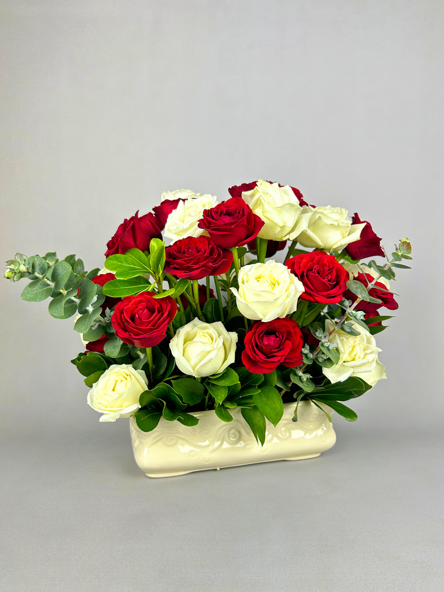 Arreglo de Rosa Blanca y Rosa Roja con Maceta