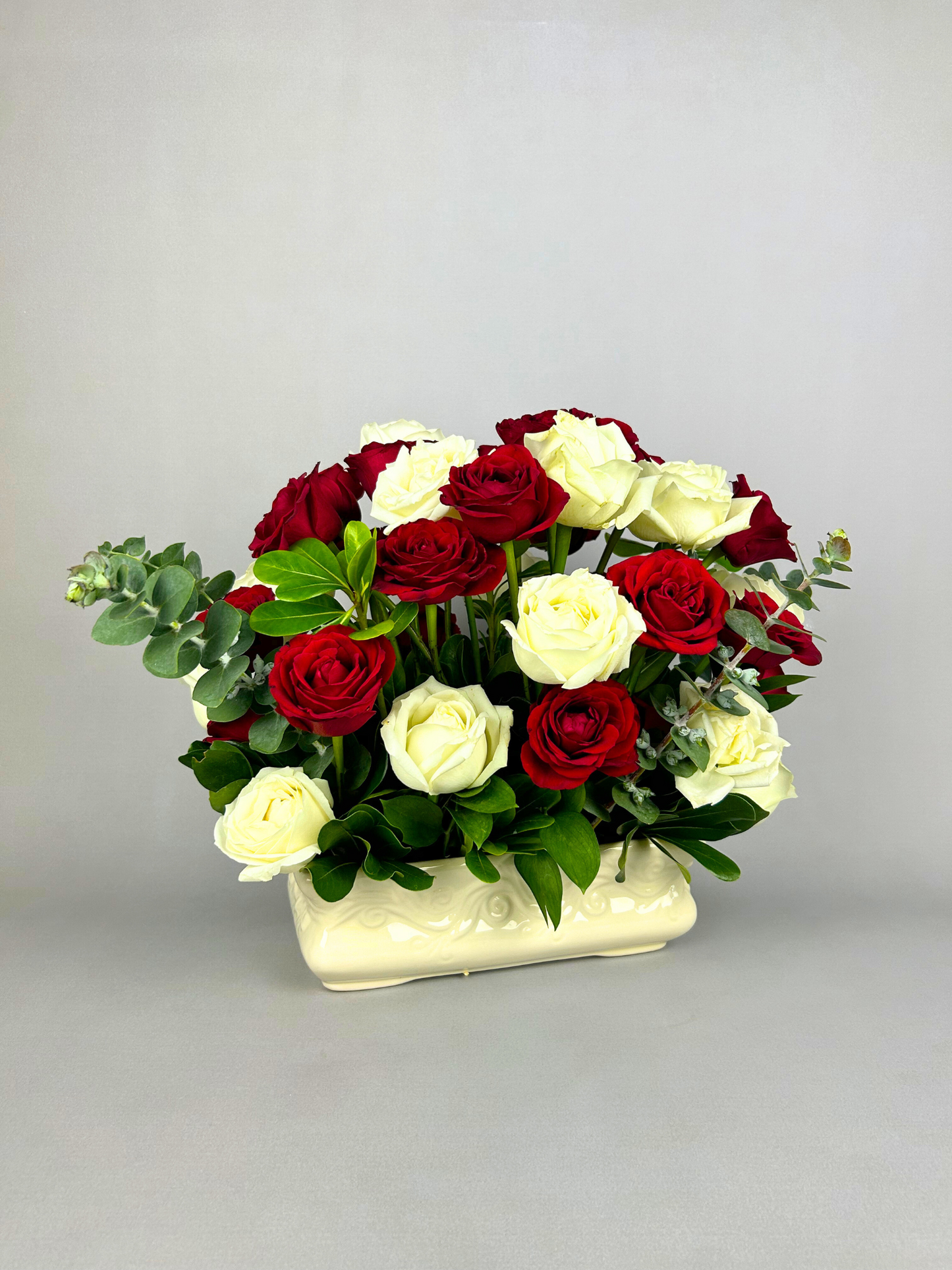 Arreglo de Rosa Blanca y Rosa Roja con Maceta