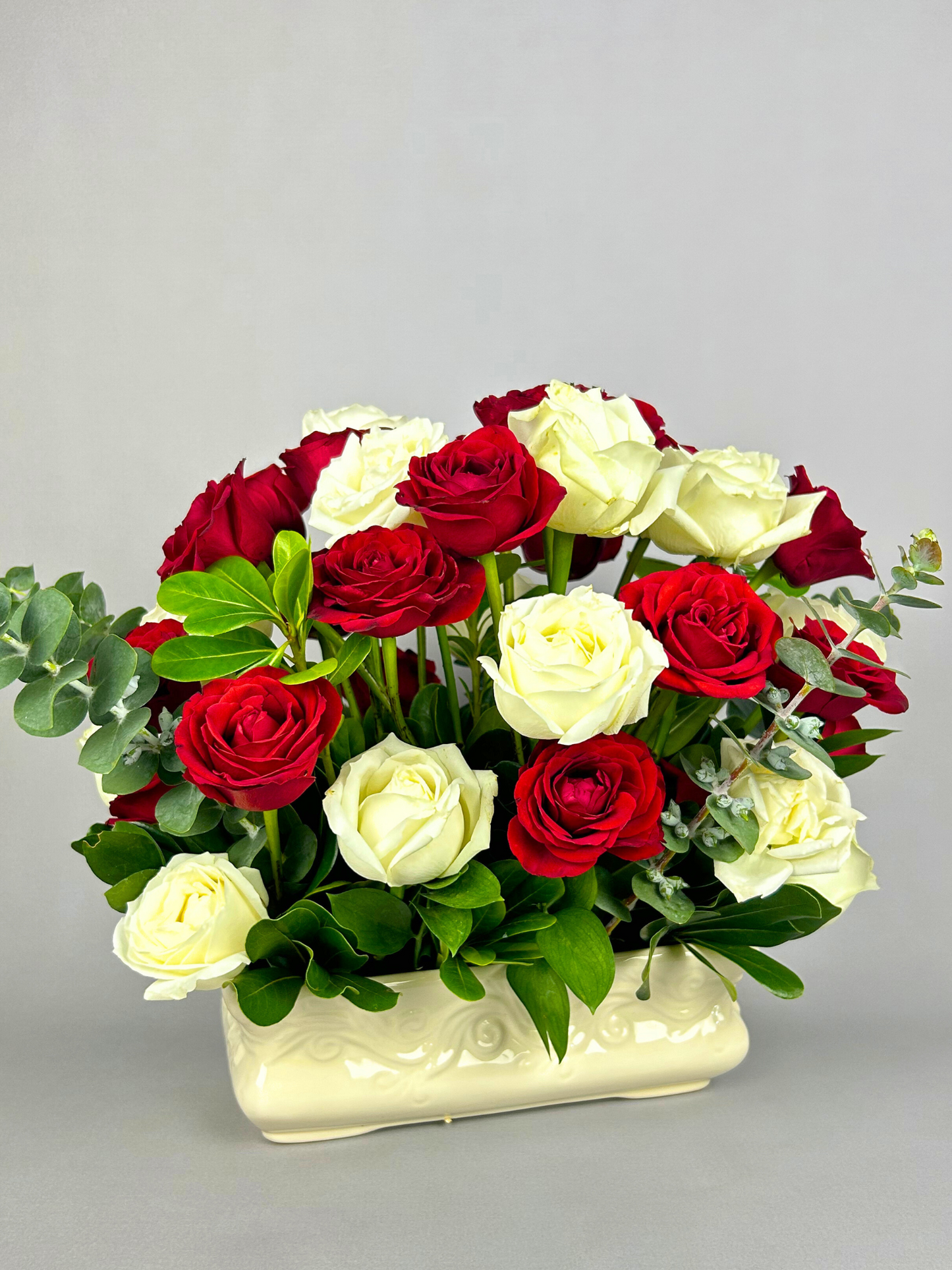 Arreglo de Rosa Blanca y Rosa Roja con Maceta