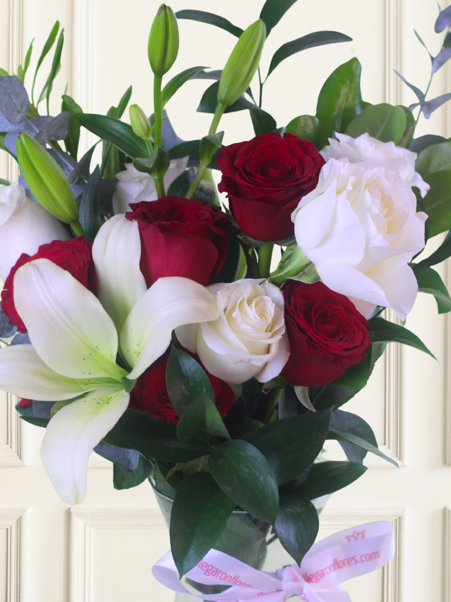 Arreglo de Rosas Rojas y Blancas con Lilies