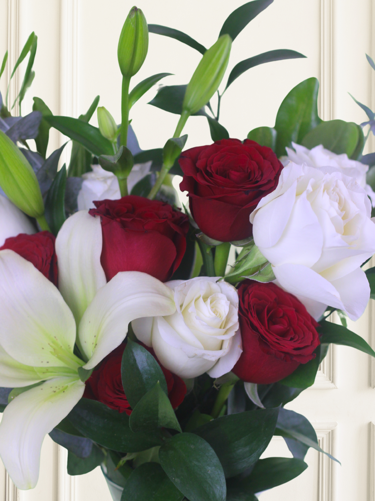Arreglo de Rosas Rojas y Blancas con Lilies