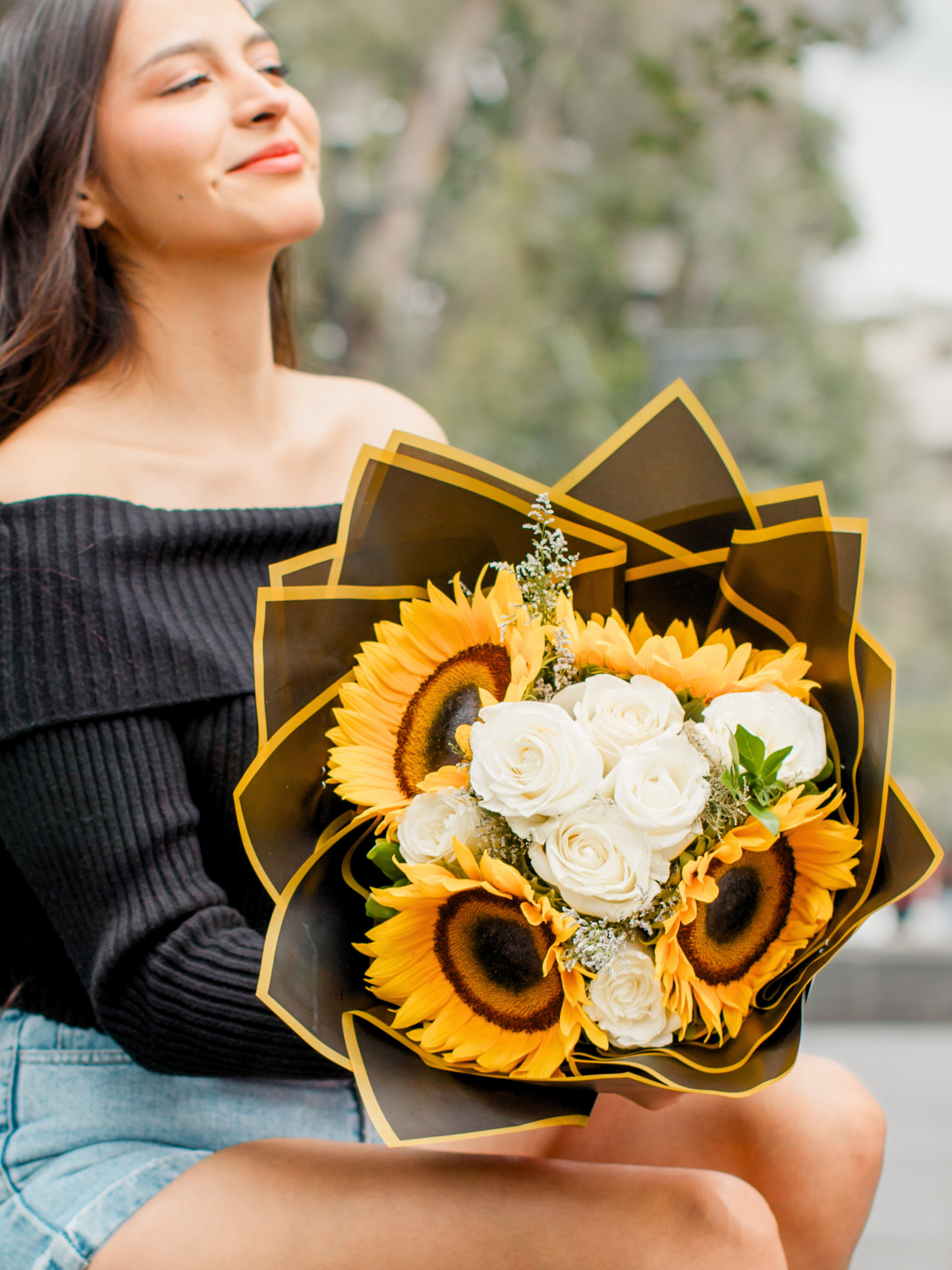 Ramo de Girasoles con Rosas Blancas