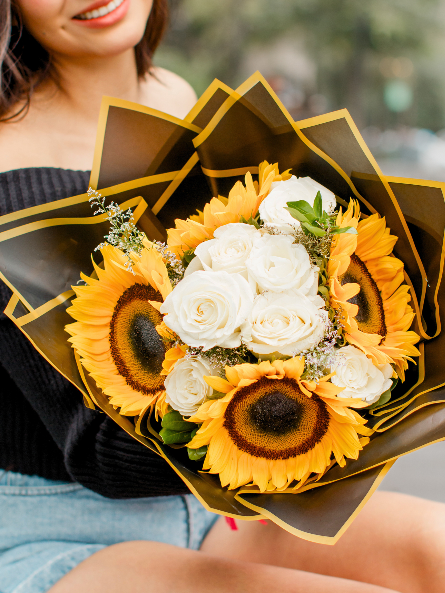 Ramo de Girasoles con Rosas Blancas
