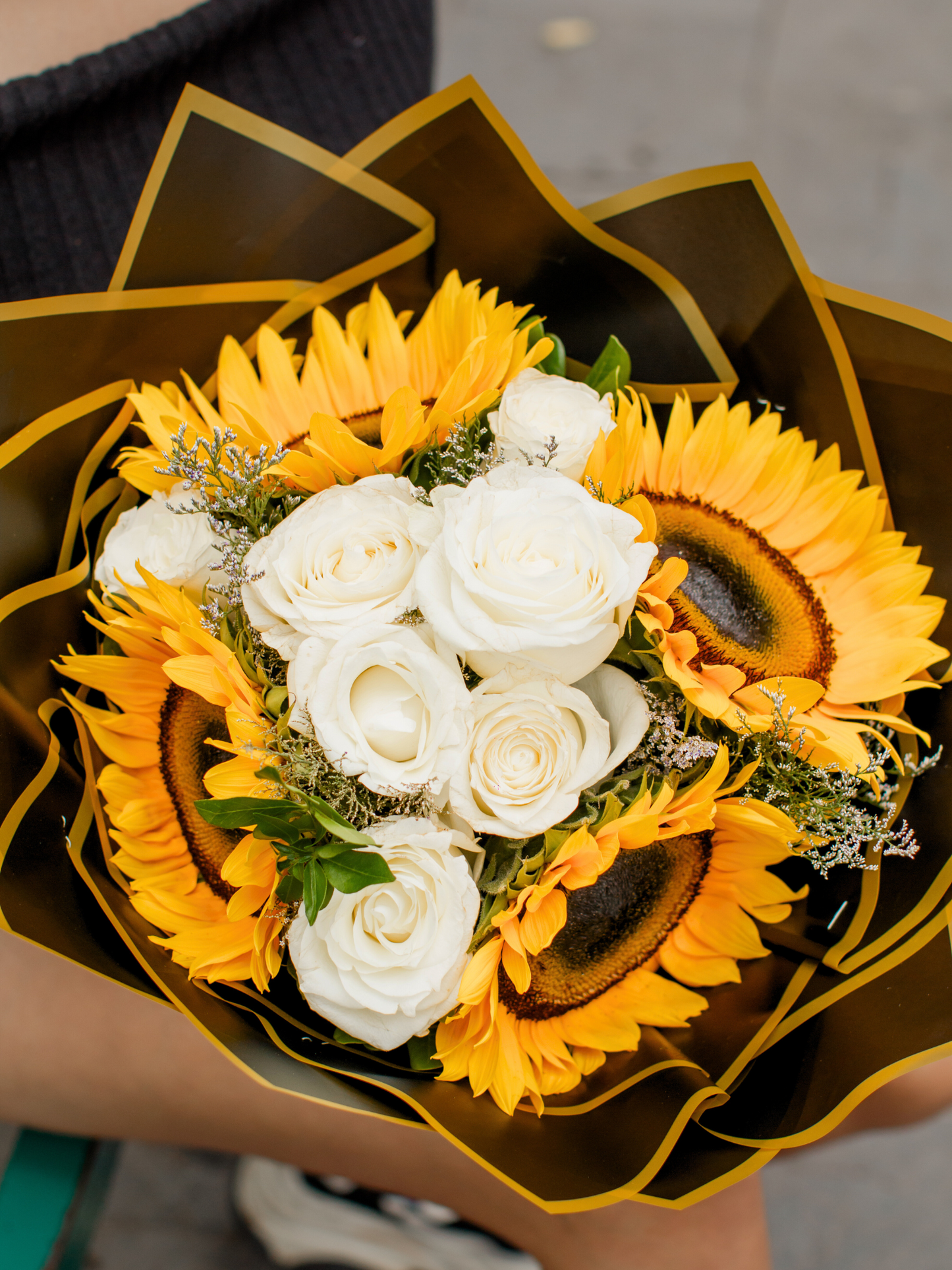 Ramo de Girasoles con Rosas Blancas