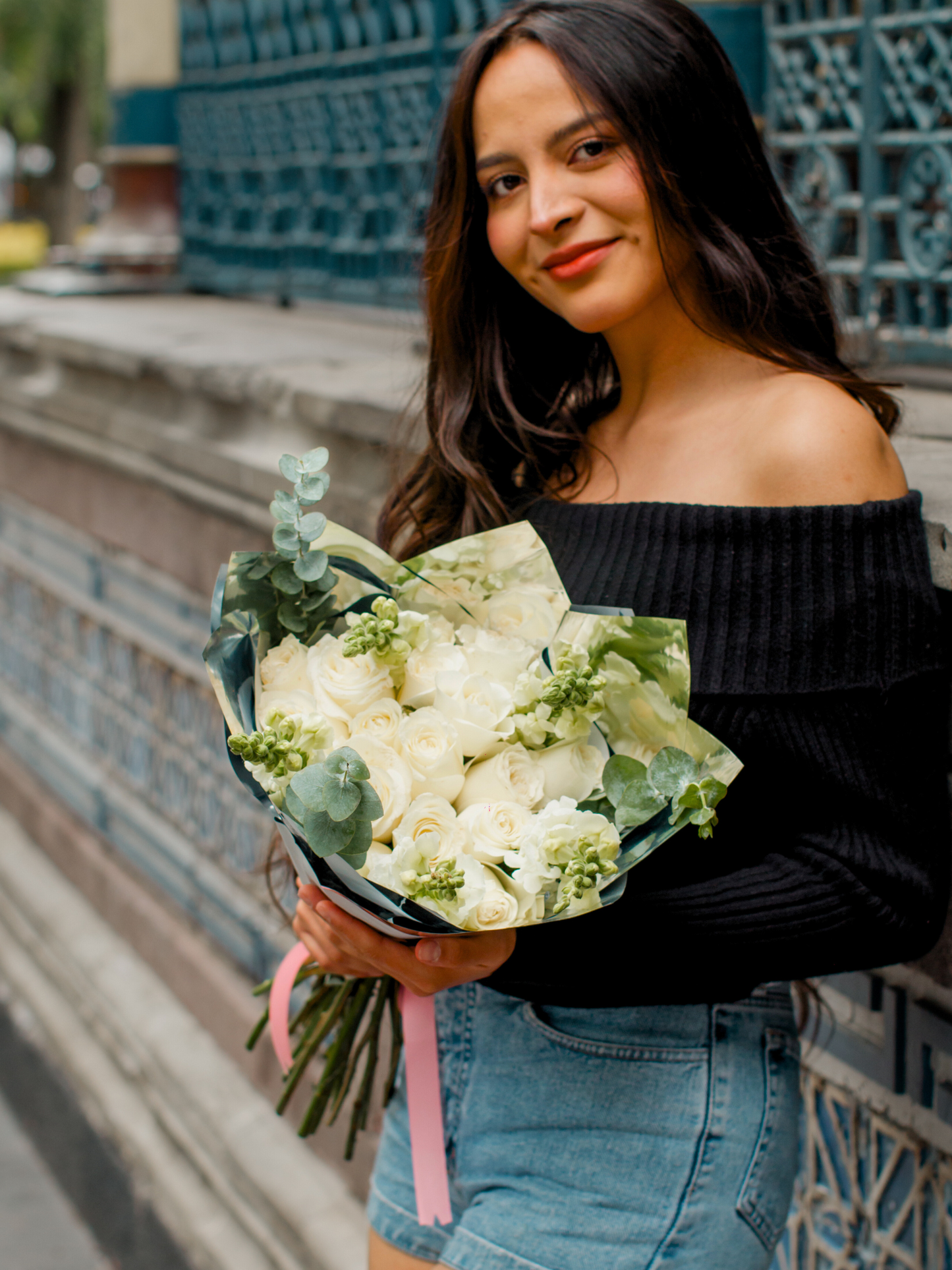 Ramo de Rosas Blancas con Perrito Blanco
