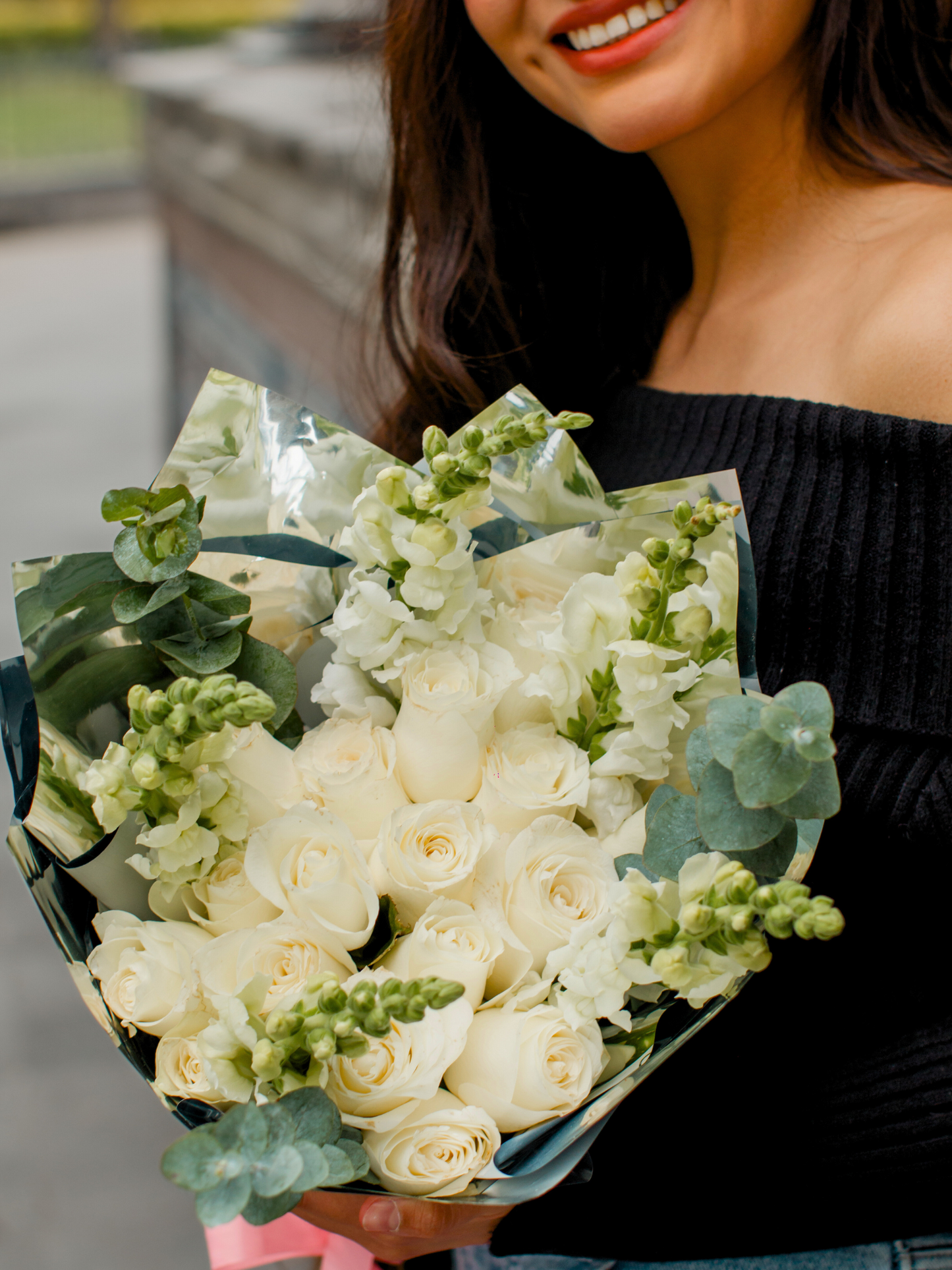 Ramo de Rosas Blancas con Perrito Blanco