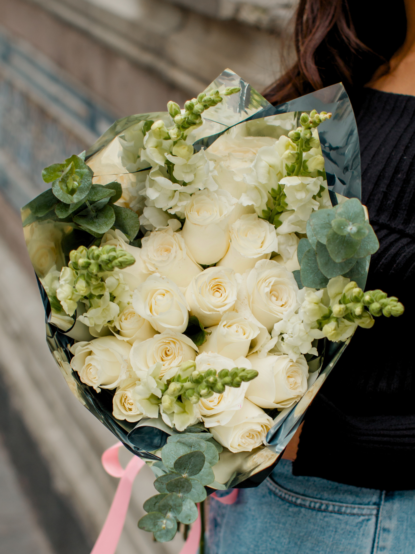 Ramo de Rosas Blancas con Perrito Blanco