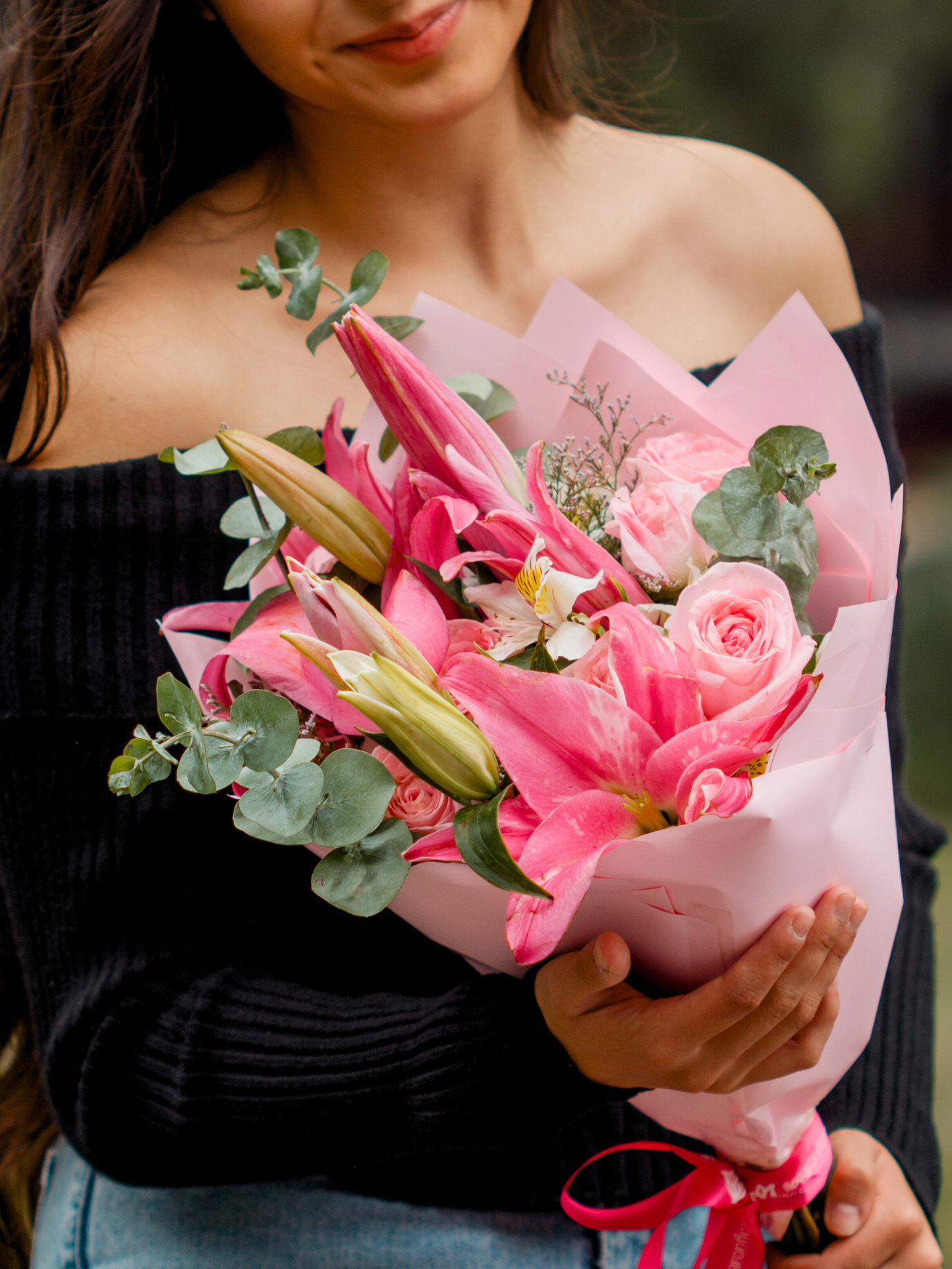 Ramo de Lirios, Rosas y Astromelias Blancas