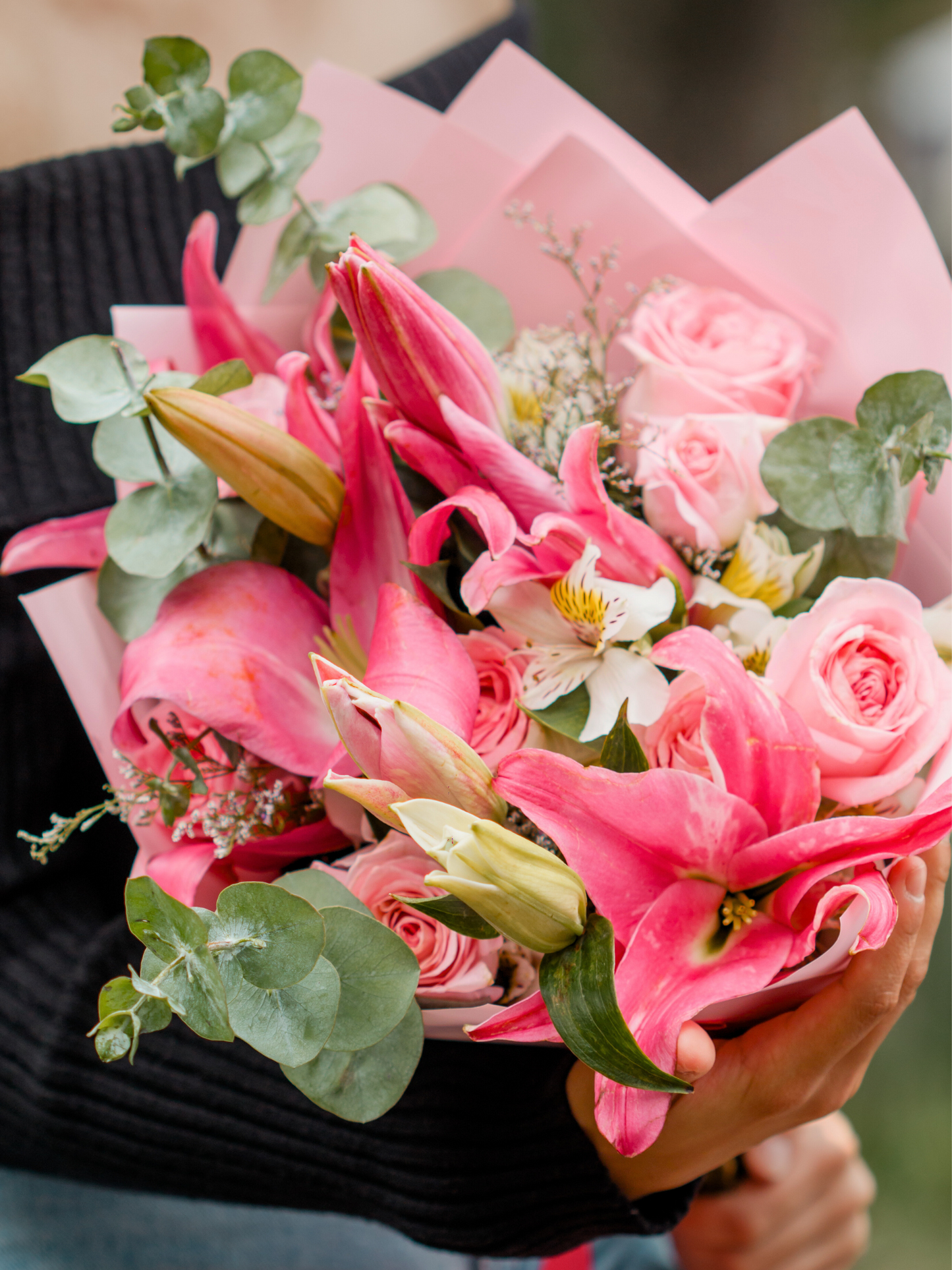 Ramo de Lirios, Rosas y Astromelias Blancas