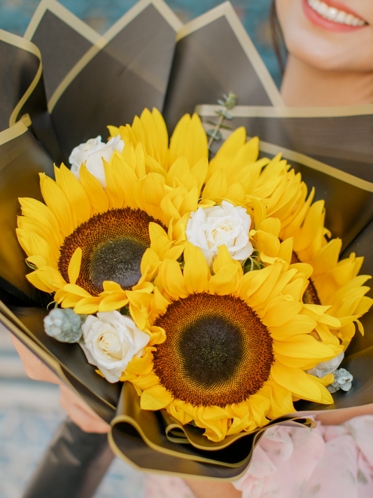 Ramo de Girasoles con Rosas Blancas