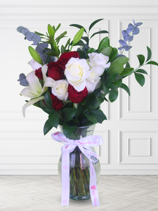 Arreglo de Rosas Rojas y Blancas con Lilies