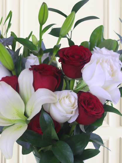 Arreglo de Rosas Rojas y Blancas con Lilies