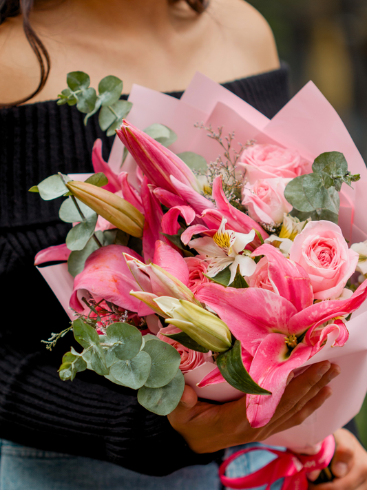 Ramo de Lirios, Rosas y Astromelias Blancas