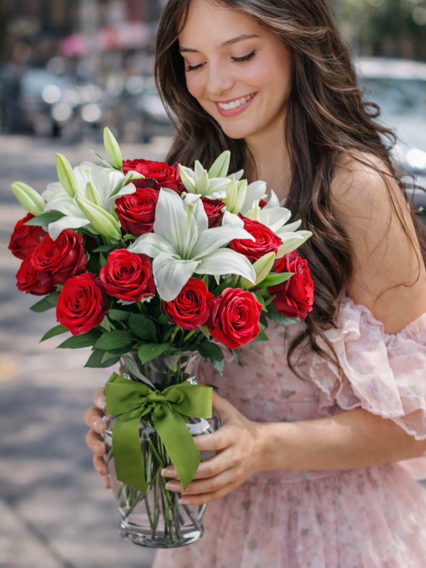 Ramo de rosa roja con lilies blancas