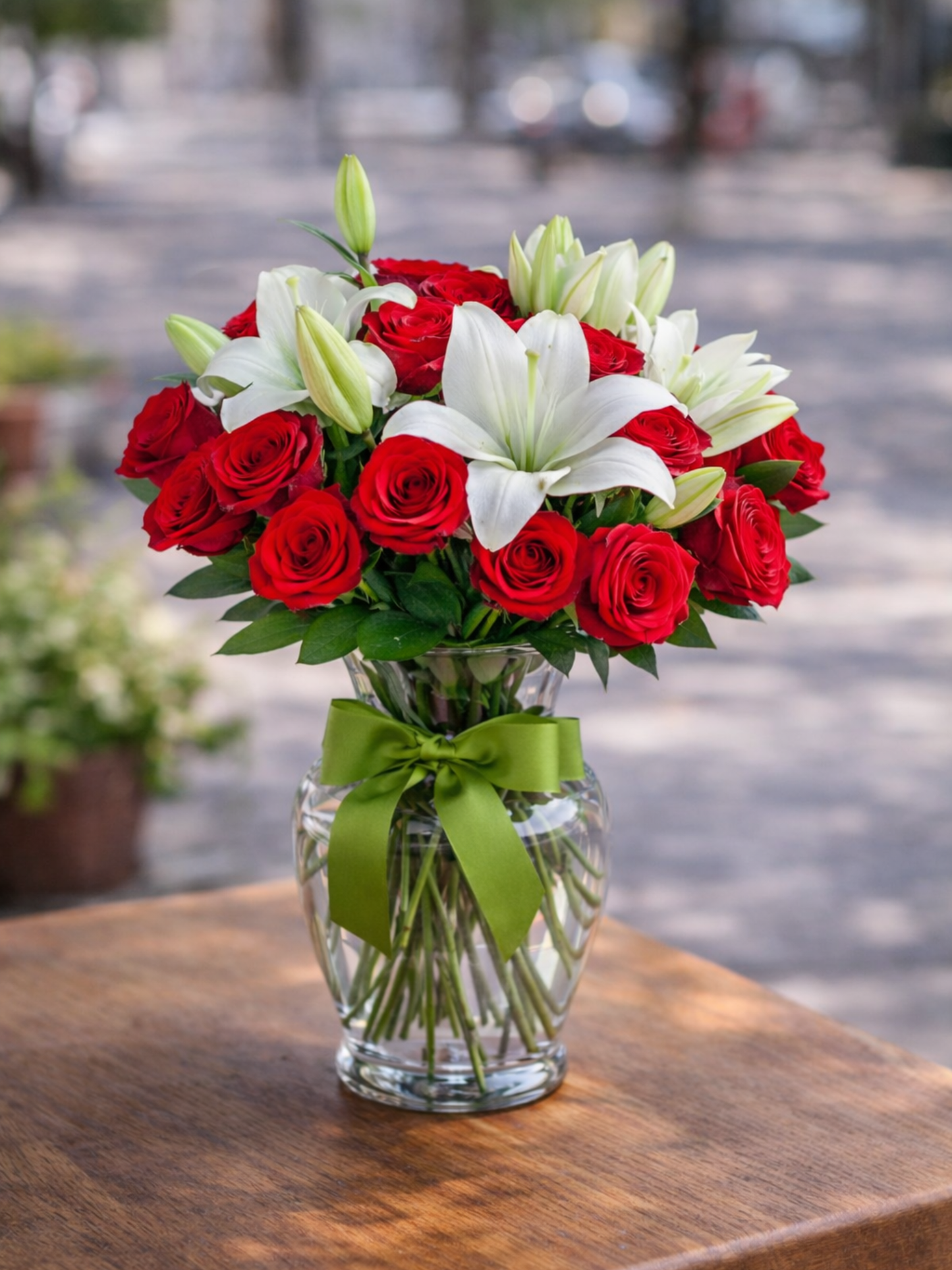 Ramo de rosa roja con lilies blancas